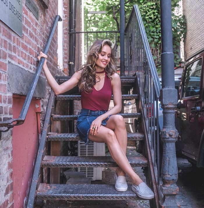 gaya Cinta Laura yang seksi dan feminin