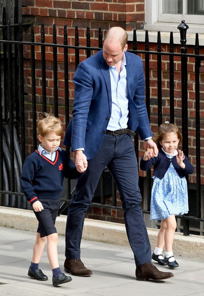 Pangeran William bersama Pangeran George dan Putri Charlotte menuju rumah sakit