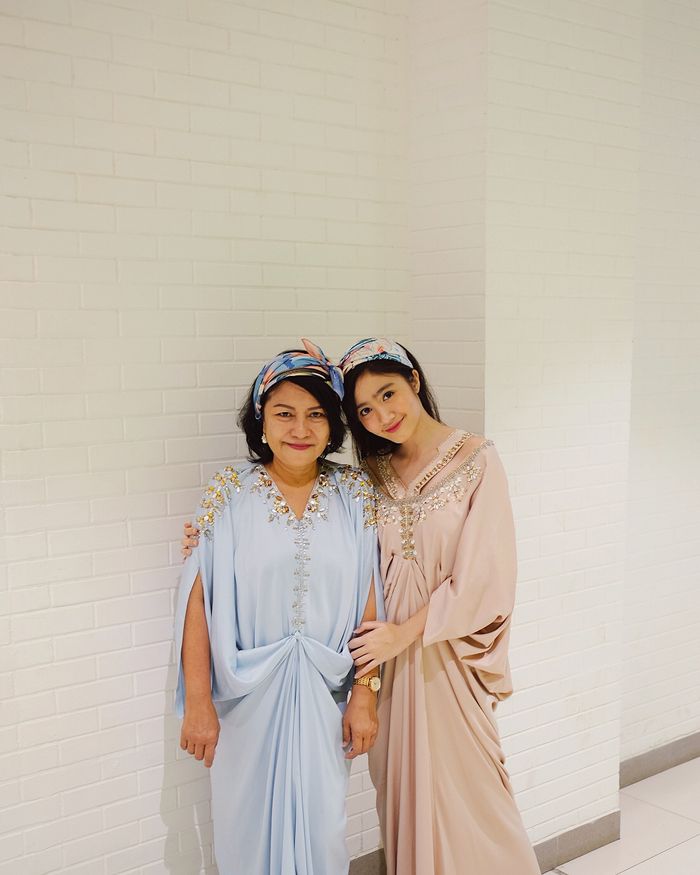 Febby Rastanty tampil kompak dengan sang ibu dalam balutan kaftan yang dipercantik dengan hiasan manik-manik