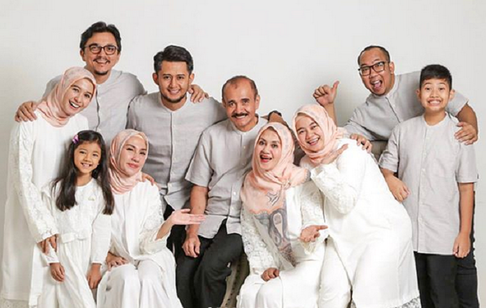 Foto Engku Emran dan Laudya Cynthia Bella denga keluarga besarnya di Bandung