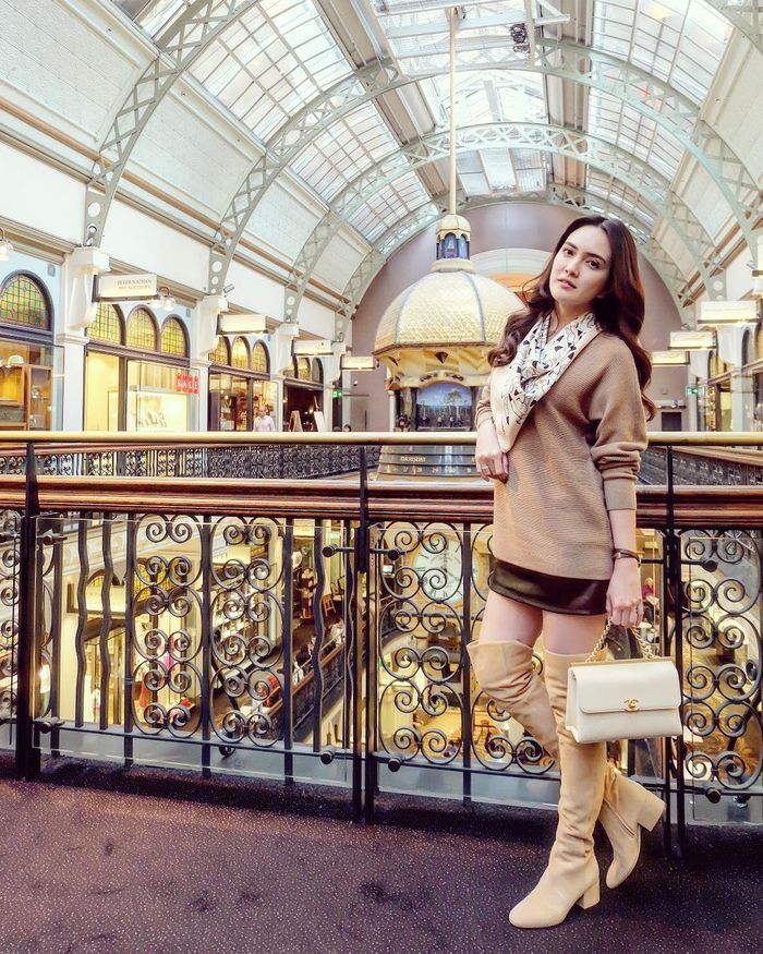 Shandy Aulia tampil dengan knit sweater berwarna cokelat yang dipadukan dengan mini skirt