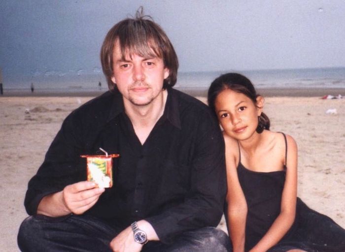 Foto masa kecil Aurelie Moeremans bersama ayahnya