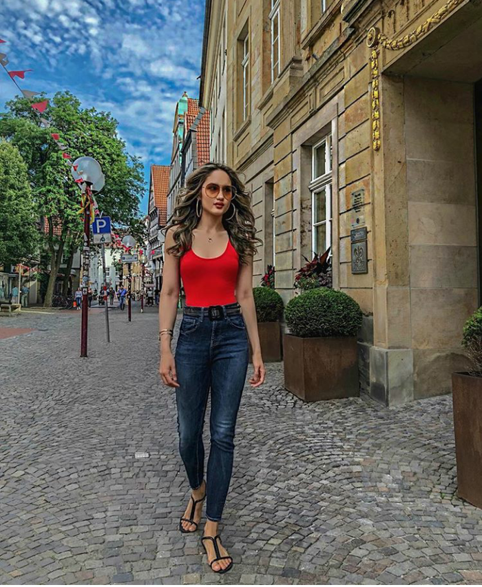 Tampil simpel dengan tank top merahnya