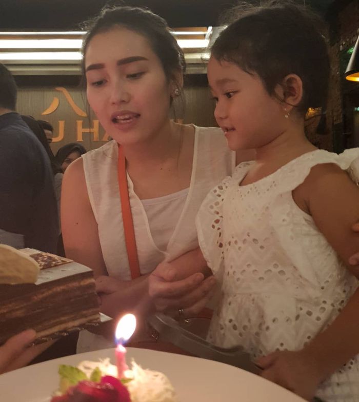 Bilqis saat ikut merayakan ulang tahun Ayu Ting Ting