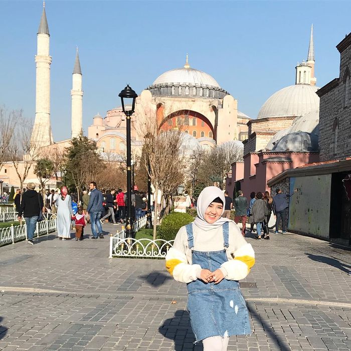 Tampil playful dengan overall