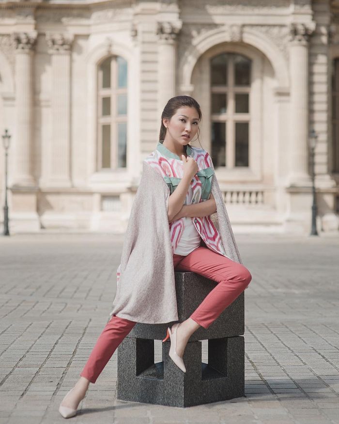 Tampil playful dengan motif abstrak