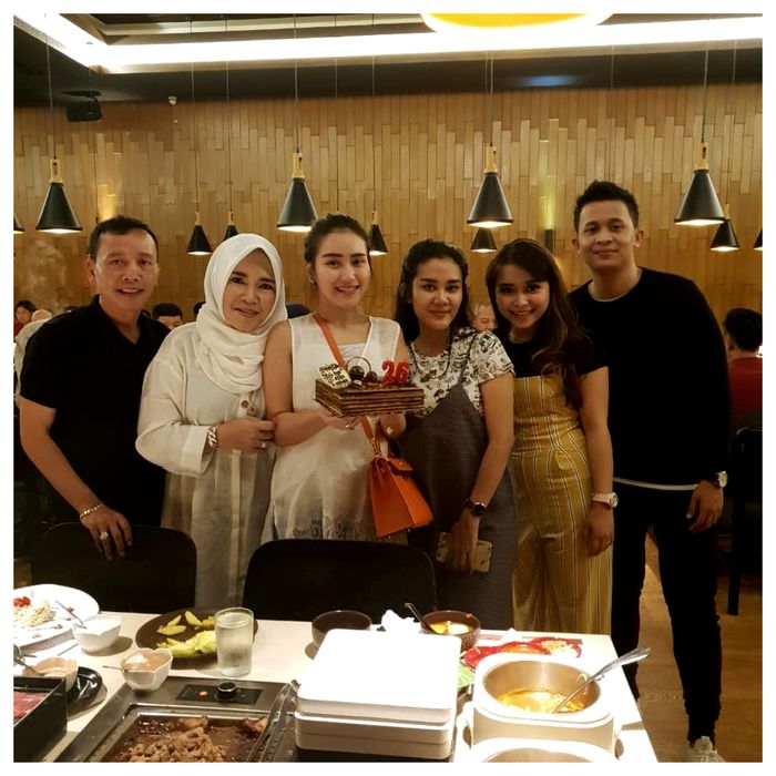 Ayu Ting Ting terlihat memakai shoulder bag berwarna oranye