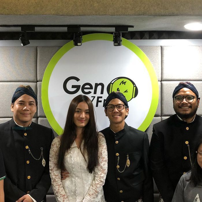 Iqbaal Ramadhan dengan Mawar Eva dan pemeran Bumi Manusia