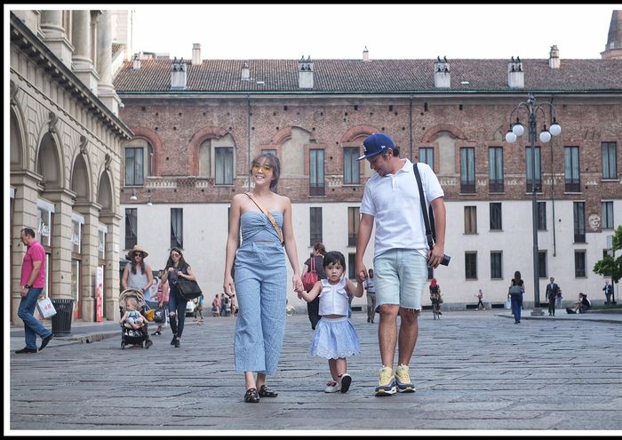 Gisel, Gempi dan Gading Martin kompak mengenakan busana berwarna biru saat berada di Italia