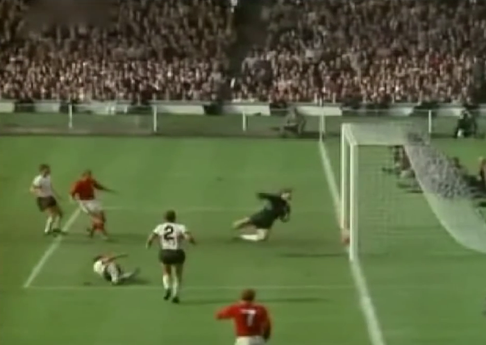 Tendangan Geoff Hurst saat bola menyentuh tanah