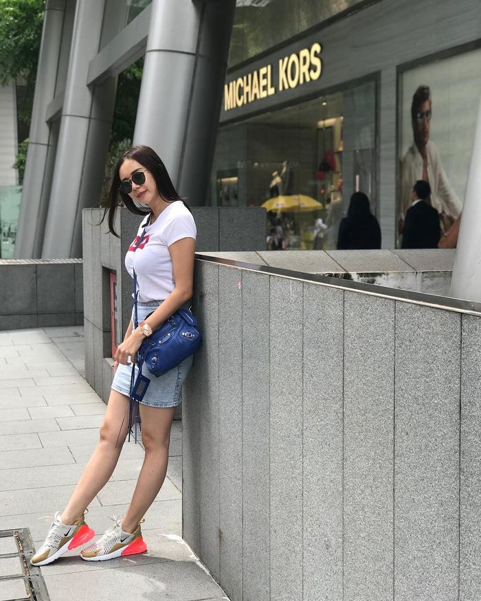 Aura Kasih tampil dengan gaya fashion kasual yang simpel