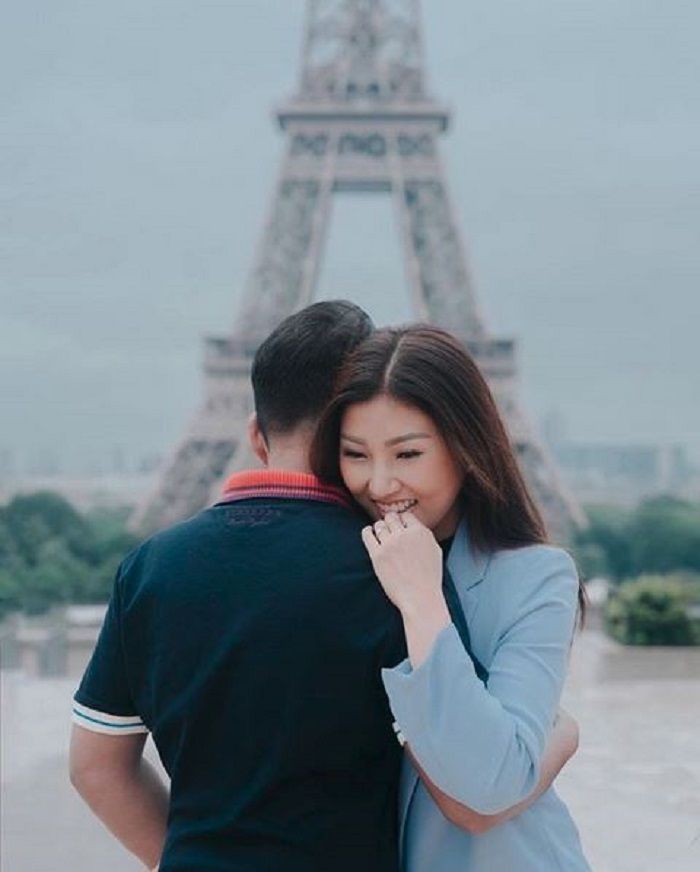 Ruben Onsu dan Sarwendah berpose di depan Menara Eiffel