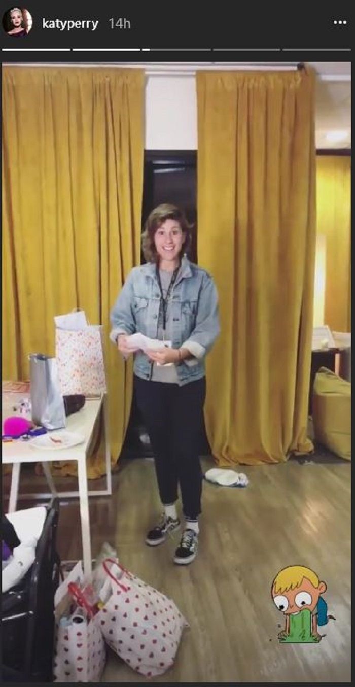 Salah satu kru Katy Perry terkejut ketika tahu hadiah itu dari Indonesia
