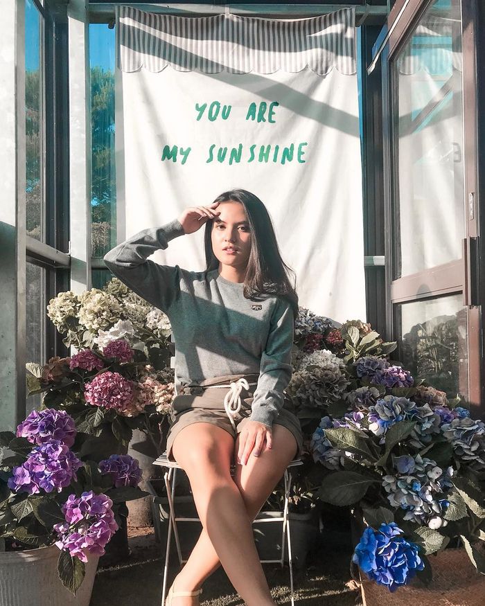 Marsha Aruan dengan celana pendek berwarna coffee