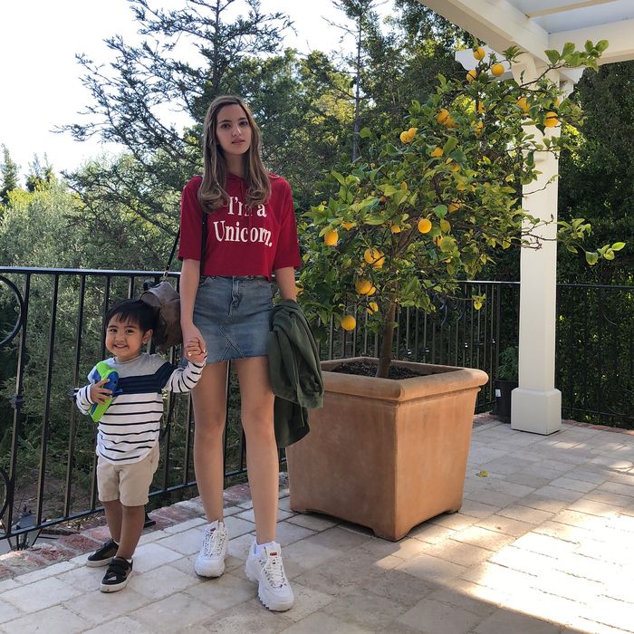 Nia Ramadhani percaya diri mengenakan busana seksi.