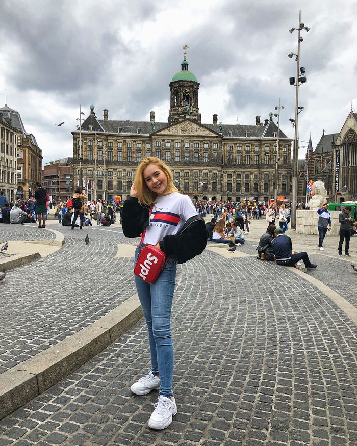 Beby Tsabina tampil bergaya kasual dengan paduan t-shirt berwarna putih dan celana jins