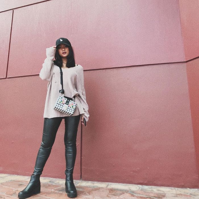 Marion Jola tampil manis dengan sweater oversized berwarna krem yang dipadukan dengan celana kulit