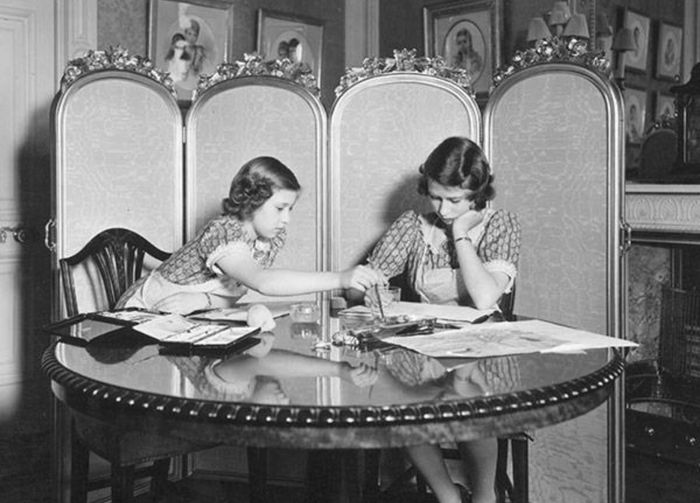 Ratu Elizabeth II dan adiknya, Putri Margaret sedang belajar di rumah