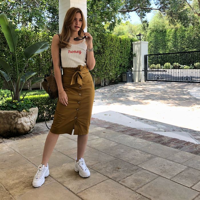 Gaya Chic Nia Ramadhani dengan Button Skirt