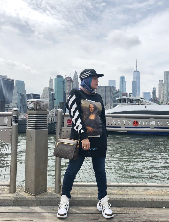 Astrid Kuya kenakan long sleeve brand Off White 