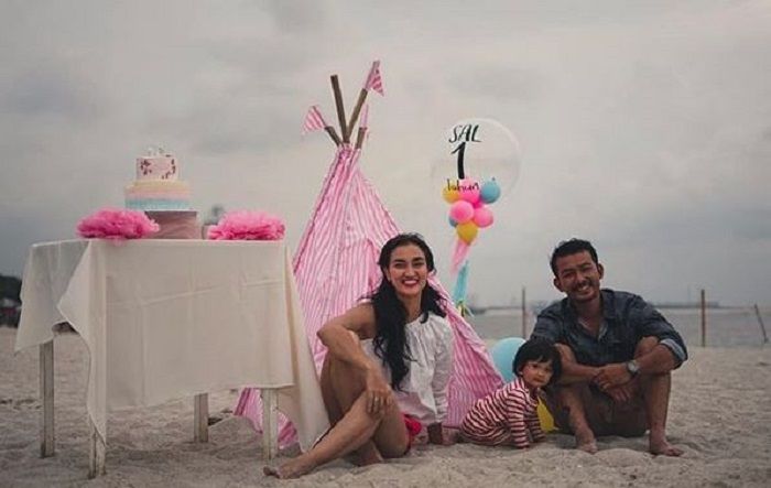 Perayaan ulang tahun pertama Salma, putri Atiqah Hasiholan dan Rio Dewanto
