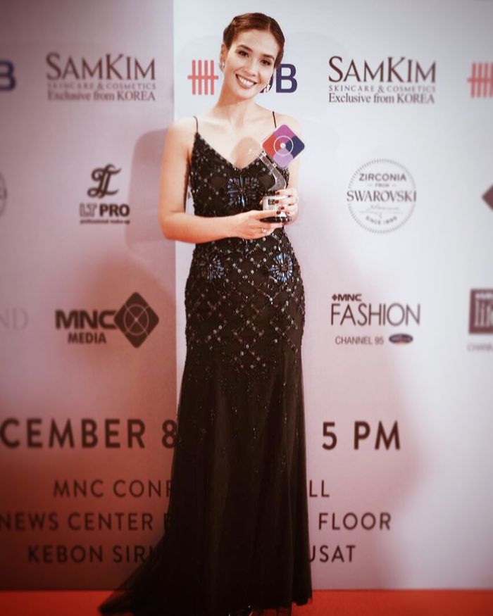 Penampilan Marsha Timothy saat menerima penghargaan dari MNC LifeStyle