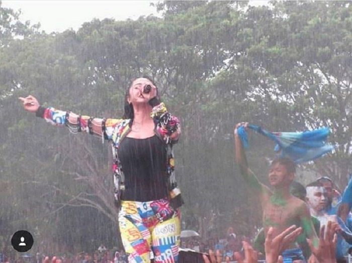 Dewi Perssik tetap tampil meski hujan lebat
