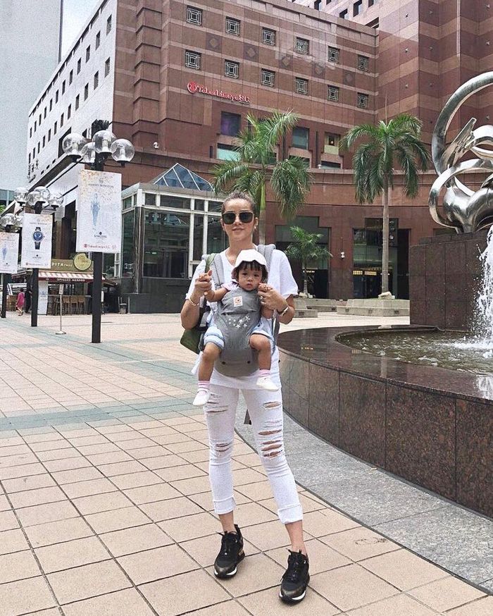 Tampil simpel saat gendong sang buah hati