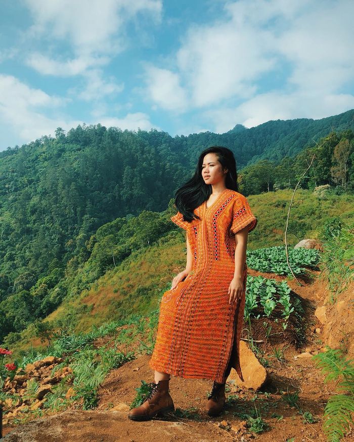 Yura Yunita mengenakan midi dress berbahan kain tradisional