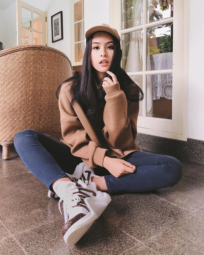 Gaya chic Maudy Ayunda dengan ugly shoes