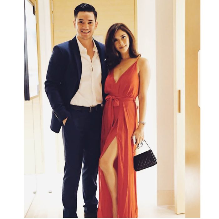 Penampilan Nana Mirdad dengan slit dress