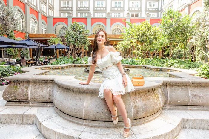 Shandy Aulia dengan dress putih