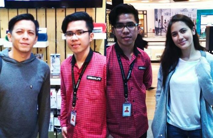 Seorang netizen memamerkan foto barengnya dengan Ariel dan Pevita Pearce.