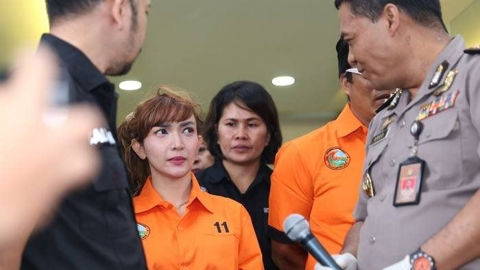 Roro Fitria saat dihadirkan dalam proses gelar perkara di Mapolda Metro Jaya.