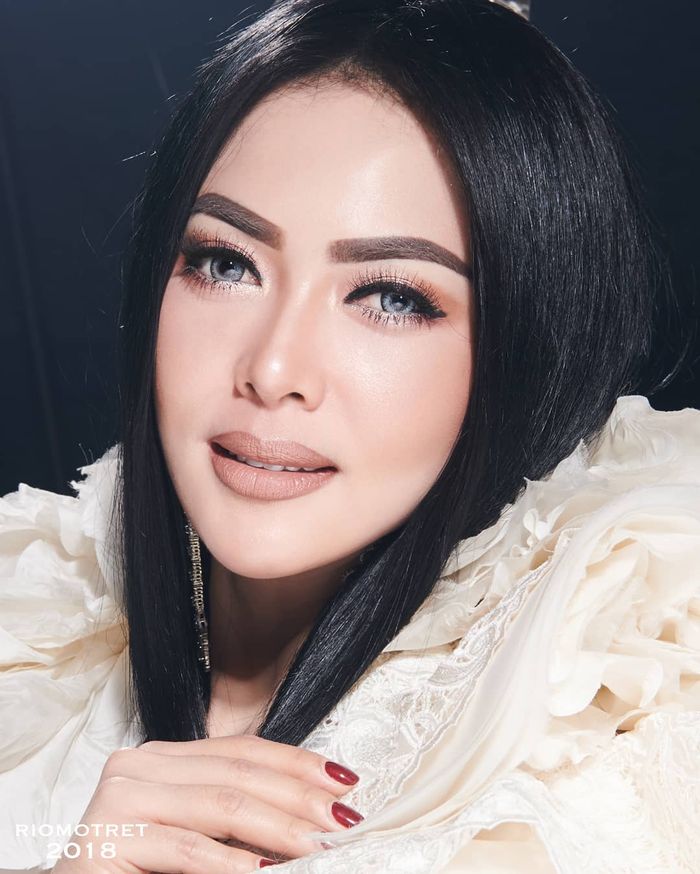 Wajah Syahrini tanpa pori-pori