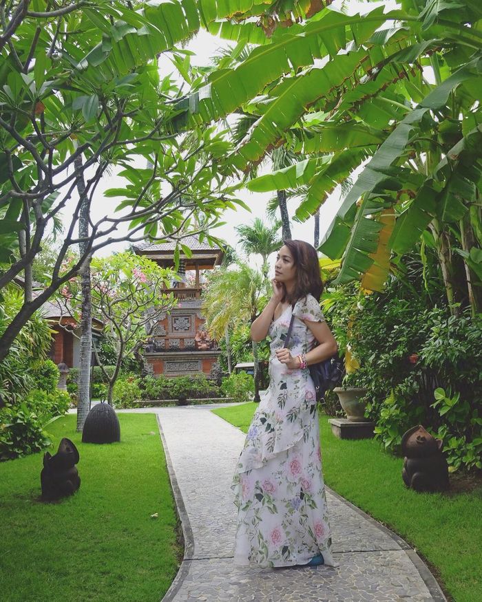 Hesti kenakan dress nuansa floral