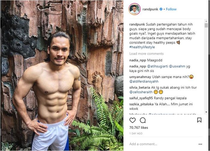 Randy Pangalila pamer tubuh six pack.