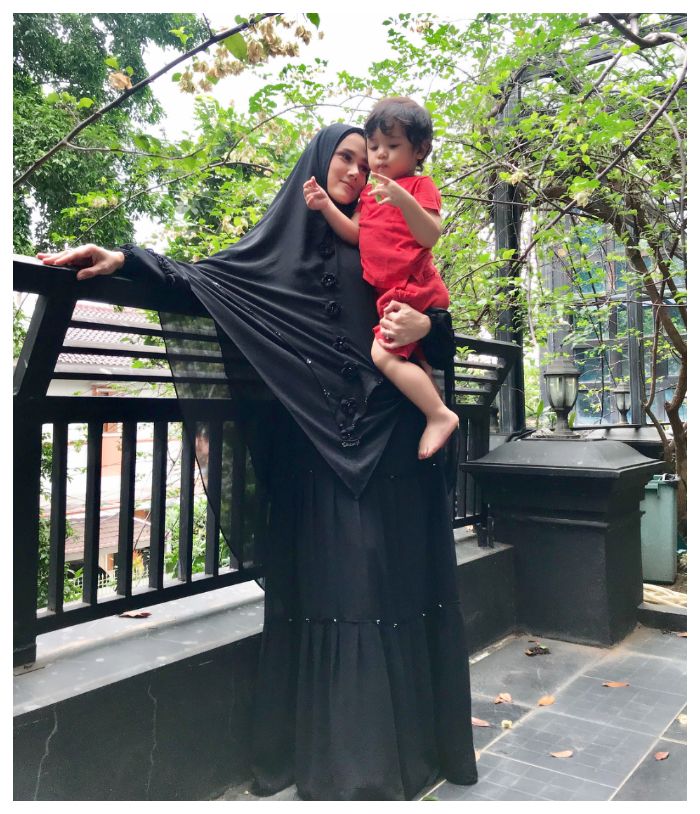 Penampilan Mulan Jameela dengan busana Syar'i