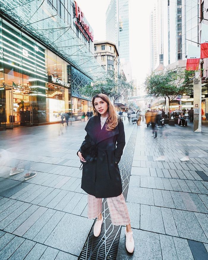 Acha Sinaga kerap tampil fashionable dengan fashion item kekinian