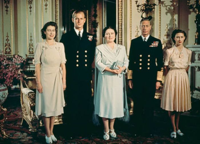 Potret Keluarga Kerajaan Inggris Saat Pengumuman Pertunangan Ratu Elizabeth dan Pangeran Philip (1)