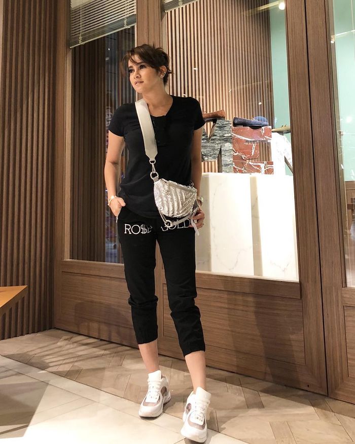  Olla Ramlan tampak modis dengan outfit sporty