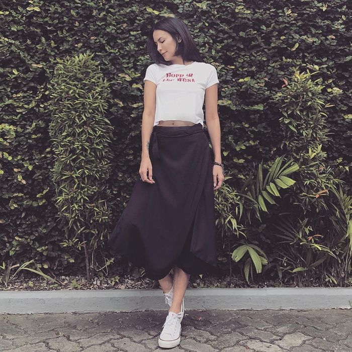 Sophia Latjuba Pamer Perut Sixpack dengan Crop Top