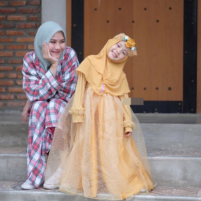 Penampilan cantik Kala Madali dengan gamis kuning