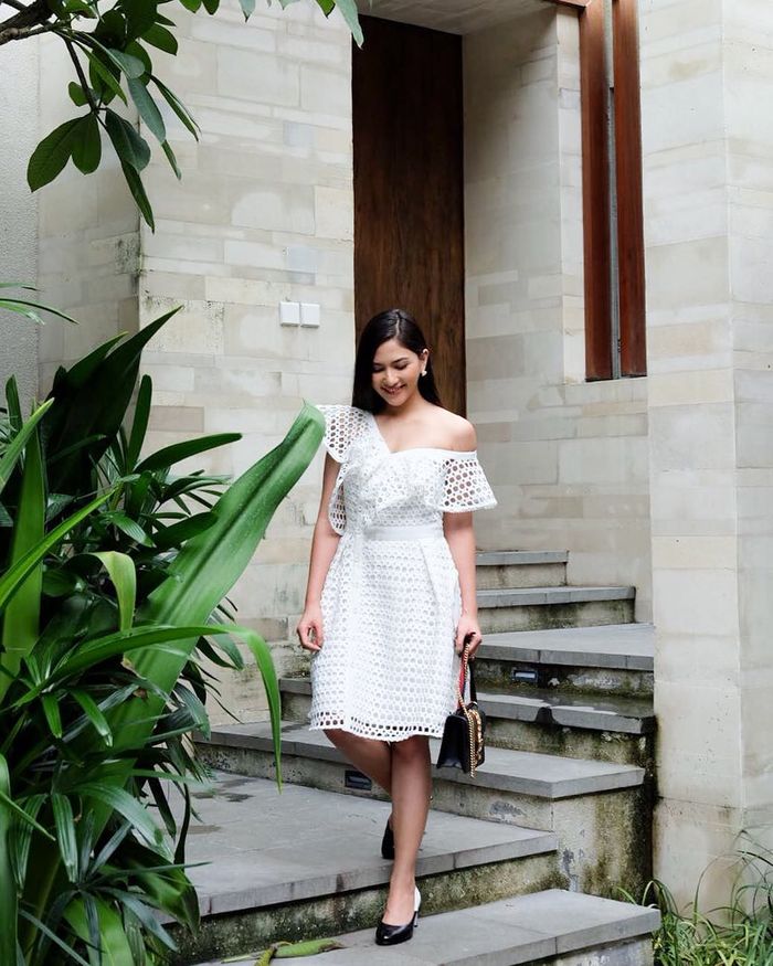 Tampil dengan one shoulder dress