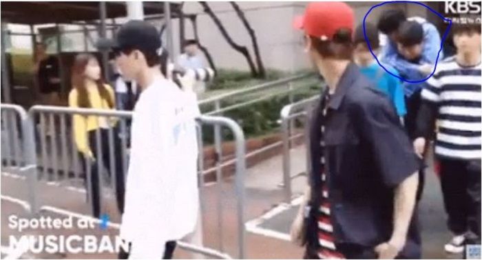 Lee Know digendong manajernya.