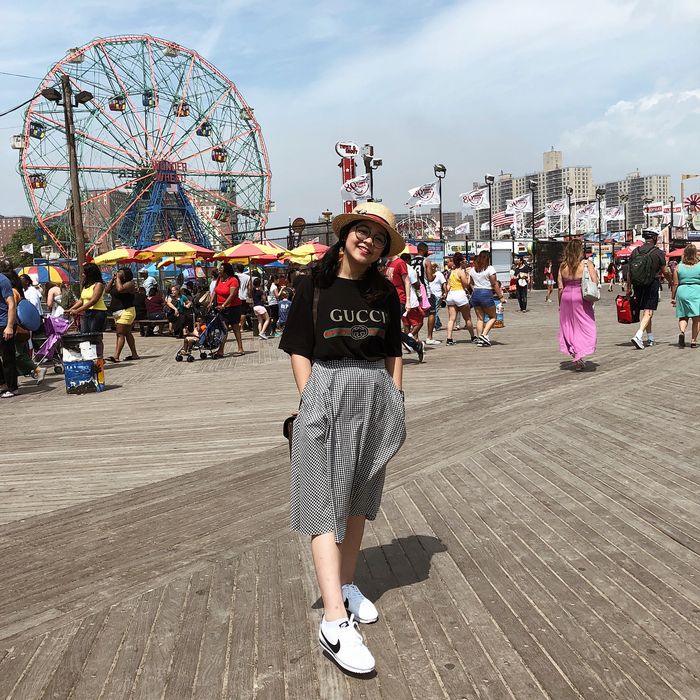 Cinta Kuya terlihat mengenakan kaus oblong koleksi dari brand ternama, Gucci