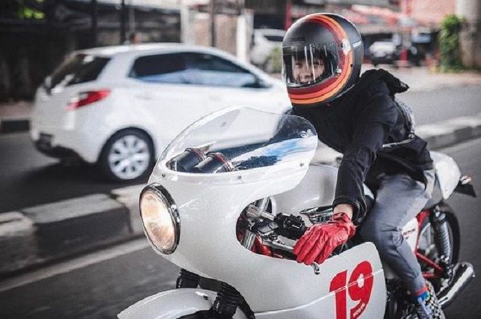 Kerennya Dian Ayu saat mengendarai motor
