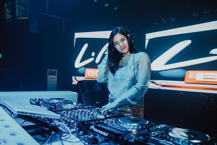 Dj Una juga punya penampilan yang menarik 