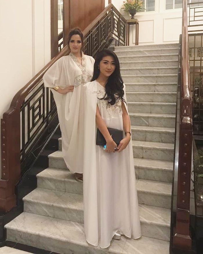 Momen Nia Ramadhani dan There berfoto bersama di Hari Raya Idul Fitri.