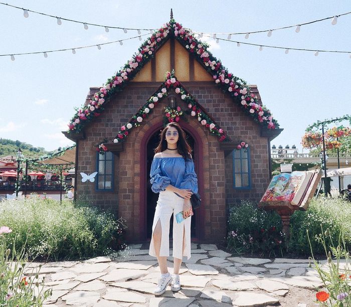 Ranty Maria tampil simpel dengan atasan off shoulder berwarna biru